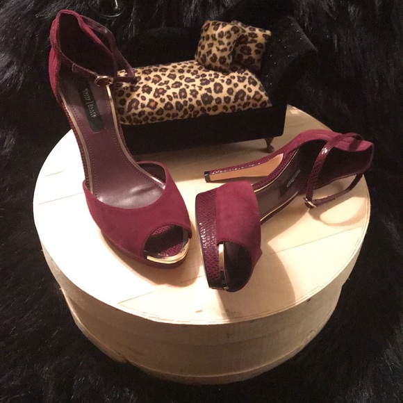 NWOT WHBM Purple Velvet & Gold Trim Platform Heels - Picture 3 of 8
